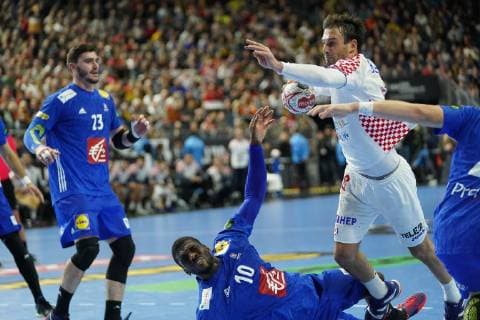 GER, IHF WM 2019, Frankreich (FRA) vs Kroatien (CRO) 23.01.2019, Lanxess Arena,Koeln, GER, IHF WM 2019, Frankreich (FRA) vs Kroatien (CRO) im Bild picture shows: Igor KaraÄiÄ‡ (CRO 18), mit einem Torwurf gegen Dika Mem (FRA 10),