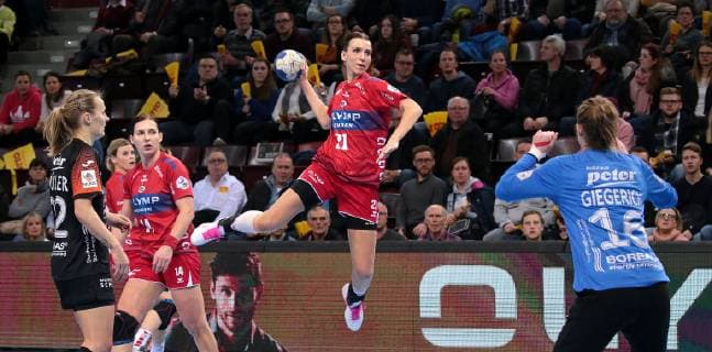 23.01.2019, Deutschland, Bietigheim, Handball Bundesliga Frauen 12. Spieltag, Saison 2018 2019 SG BBM Bietigheim vs. Thüringer HC: v.l. Nina Müller (THC), Fie Woller (BBM), Ann-Cathrin Giegerich (THC)