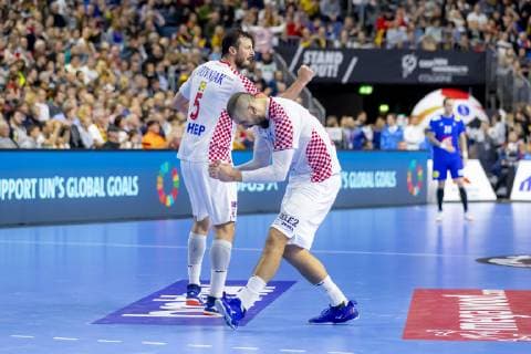 Domagoj Duvnjak (Nr. 5, Kroatien) und Zeljko Musa (Nr. 28, Kroatien) freuen sich jubeln. Frankreich vs. Kroatien, Hauptrunde, Handball, IHF Handball Weltmeisterschaft, 23.01.19 Koeln Nordrhein-Westfalen Germany Lanxess-Arena Copyright: xAgentur54Gradx xFelixxKoenigx