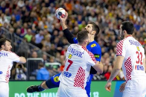 Nikola Karabatic (Nr. 13, Frankreich) gegen Jakov Vrankovic (Nr. 47, Kroatien). Frankreich vs. Kroatien, Hauptrunde, Handball, IHF Handball Weltmeisterschaft, 23.01.19 Koeln Nordrhein-Westfalen Germany Lanxess-Arena Copyright: xAgentur54Gradx xFelixxKoenigx