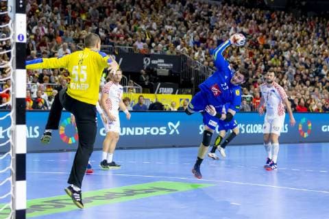 Ludovic Fabregas (Nr. 23, Frankreich) gegen Marin Sego (Nr. 55, Kroatien). Frankreich vs. Kroatien, Hauptrunde, Handball, IHF Handball Weltmeisterschaft, 23.01.19 Koeln Nordrhein-Westfalen Germany Lanxess-Arena Copyright: xAgentur54Gradx xFelixxKoenigx
