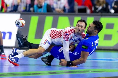 Igor Karacic (Nr. 18, Kroatien) gegen Adrien Dipanda (Nr. 27, Frankreich). Frankreich vs. Kroatien, Hauptrunde, Handball, IHF Handball Weltmeisterschaft, 23.01.19 Koeln Nordrhein-Westfalen Germany Lanxess-Arena Copyright: xAgentur54Gradx xFelixxKoenigx