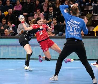 23.01.2019, Deutschland, Bietigheim, Handball Bundesliga Frauen 12. Spieltag, Saison 2018 2019 SG BBM Bietigheim vs. Thüringer HC: v.l. Meike Schmelzer (THC), Karolina Kudlacz-Gloc (BBM), Ann-Cathrin Giegerich (THC)