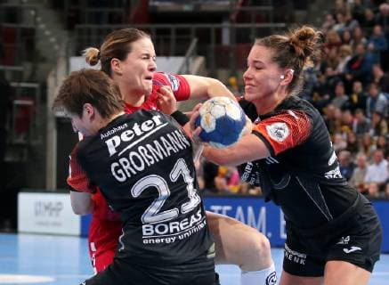 23.01.2019, Deutschland, Bietigheim, Handball Bundesliga Frauen 12. Spieltag, Saison 2018 2019 SG BBM Bietigheim vs. Thüringer HC: v.l. Ina Großmann (THC), Anna Loerper (BBM), Emily Bölk (THC)