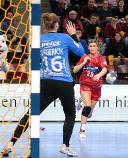 23.01.2019, Deutschland, Bietigheim, Handball Bundesliga Frauen 12. Spieltag, Saison 2018 2019 SG BBM Bietigheim vs. Thüringer HC: v.l. Ann-Cathrin Giegerich (THC), Angela Malestein (BBM)