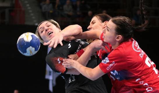 23.01.2019, Deutschland, Bietigheim, Handball Bundesliga Frauen 12. Spieltag, Saison 2018 2019 SG BBM Bietigheim vs. Thüringer HC: v.l. Lydia Jakubisova (THC), Karolina Kudlacz-Gloc (BBM), Fie Woller (BBM)