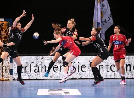 23.01.2019, Deutschland, Bietigheim, Handball Bundesliga Frauen 12. Spieltag, Saison 2018 2019 SG BBM Bietigheim vs. Thüringer HC: v.l. Josefine Huber (THC), Laura von der Hejden (BBM), Nina Müller (THC), Emily Bölk (THC), Fie Woller (BBM)