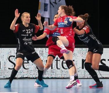 23.01.2019, Deutschland, Bietigheim, Handball Bundesliga Frauen 12. Spieltag, Saison 2018 2019 SG BBM Bietigheim vs. Thüringer HC: v.l. Nina Müller (THC), Laura von der Hejden (BBM), Emily Bölk (THC)
