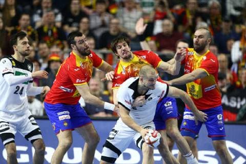 Paul Drux (Deutschland) im Zweikampf mit Gedeon Vilaplana Guardiola (Spanien), Viran Morros De Argila (Spanien) und Joan Reixach Canellas (Spanien), Deutschland vs Spanien, IHF Maenner Handball Weltmeisterschaft, 23.01.2019 Fotograf Neis Eibner Deutschland vs Spanien, IHF Maenner Handball Weltmeisterschaft, 23.01.2019 Köln Copyright: xEIBNER Alexander_Neisx EP_ANS