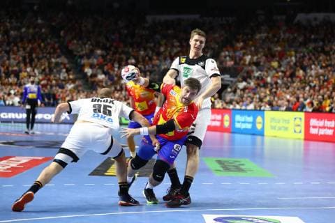 Julen Akizu Aguinagalde (Spanien) im Zweikampf mit Paul Drux (Deutschland) und Finn Lemke (Deutschland), Deutschland vs Spanien, IHF Maenner Handball Weltmeisterschaft, 23.01.2019 Fotograf Neis Eibner Deutschland vs Spanien, IHF Maenner Handball Weltmeisterschaft, 23.01.2019 Köln Copyright: xEIBNER Alexander_Neisx EP_ANS
