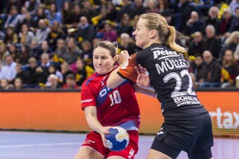 Ludwigsburg, Deutschland 23. Januar 2019: HBF - 18 19 - SG BBM Bietigheim vs. Thüringer HC v. li. im Zweikampf Anna Loerper (Bietigheim) und Nina Müller Mueller (Thueringer HC) Ludwigsburg MHP Arena Baden-Württemberg Deutschland