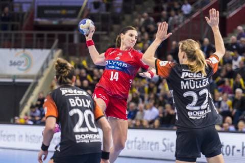 Ludwigsburg, Deutschland 23. Januar 2019: HBF - 18 19 - SG BBM Bietigheim vs. Thüringer HC v.li. Emily Bölk Boelk (Thueringer HC), Karolina Kudlacz-Gloc (Bietigheim), Nina Müller Mueller (Thueringer HC) Ludwigsburg MHP Arena Baden-Württemberg Deutschland