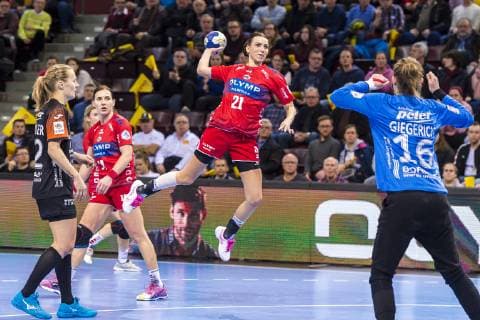 Ludwigsburg, Deutschland 23. Januar 2019: HBF - 18 19 - SG BBM Bietigheim vs. Thüringer HC Nina Müller Mueller (Thueringer HC), Fie Woller (Bietigheim), Torhueterin Ann-Cathrin Giegerich (Thueringer HC) Ludwigsburg MHP Arena Baden-Württemberg Deutschland