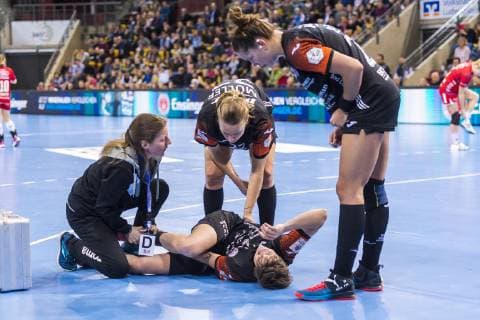 Ludwigsburg, Deutschland 23. Januar 2019: HBF - 18 19 - SG BBM Bietigheim vs. Thüringer HC Ina Großmann Grossmann (Thueringer HC) Verletzt Verletzung Schmerzen Ludwigsburg MHP Arena Baden-Württemberg Deutschland