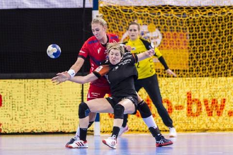 Ludwigsburg, Deutschland 23. Januar 2019: HBF - 18 19 - SG BBM Bietigheim vs. Thüringer HC Luisa Schulze (Bietigheim), Lydia Jakubisova (Thueringer HC) Ludwigsburg MHP Arena Baden-Württemberg Deutschland