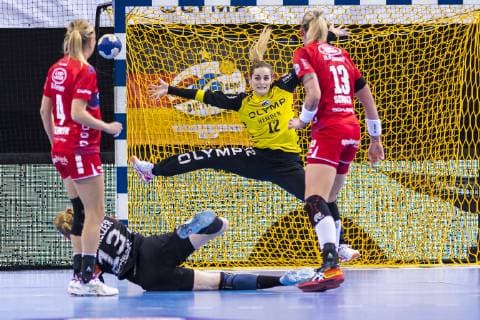 Ludwigsburg, Deutschland 23. Januar 2019: HBF - 18 19 - SG BBM Bietigheim vs. Thüringer HC v.li. Charris Rozemalen (Bietigheim), Meike Schmelzer (Thueringer HC), Torhueterin Dinah Eckerle (Bietigheim), Luisa Schulze (Bietigheim) Ludwigsburg MHP Arena Baden-Württemberg Deutschland