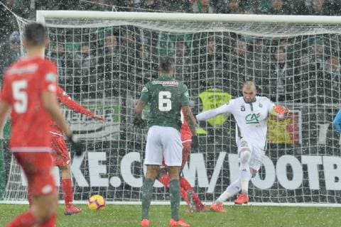 Stephane Ruffier (saint etienne) vs Julio Tavares (dijon) FOOTBALL : Saint Etienne vs Dijon - 16e de Finale de Coupe de France - 23 01 2019 FredericChambert Panoramic 