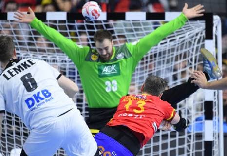 Sport Bilder des Tages Julen Aguinagalde Akizu (13 ESP) trifft gegen Torhueter Andreas Wolf (33 GER) Hauptrunde: Deutschland - Spanien in Koeln, Deutschland am 23.01.2019. IHF - Handball Weltmeisterschaft der Maenner in Deutschland und Daenemark 2019,