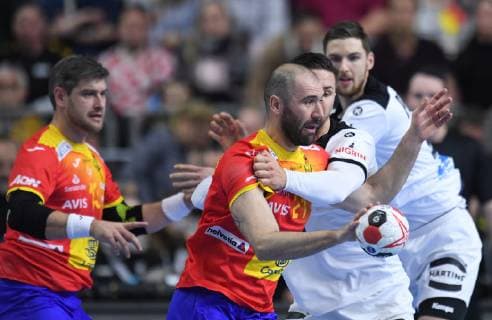 vl: Julen Aguinagalde Akizu (13 ESP), Joan Canellas Reixach (21 ESP), Fabian Wiede (10 GER), Hendrik Pekeler (13 GER) Hauptrunde: Deutschland - Spanien in Koeln, Deutschland am 23.01.2019. IHF - Handball Weltmeisterschaft der Maenner in Deutschland und Daenemark 2019,