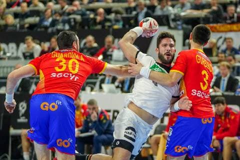 GER, IHF WM 2019, Deutschland (GER) vs Spanien (ESP) 23.01.2019, Lanxess Arena,Koeln, GER, IHF WM 2019, Deutschland (GER) vs Spanien (ESP), im Bild picture shows: Tim Suton (GER 8), im Zweikampf gegen Gedeon Guardiola (ESP 30), Eduardo Gurbindo (ESP 3),