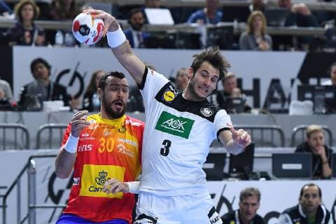 Handball-WM Hauptrunde Deutschland - Spanien am 23.01.2019 in der Lanxess Arena in Köln Gedeon Guardiola Vilaplana ( Spanien ), links - Uwe Gensheimer ( Deutschland ), rechts
