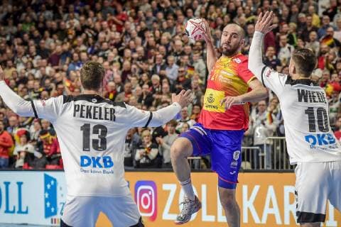Koeln, Deutschland, 23.01.2019, IHF Handball WM 2019, Hauptrunde, Deutschland - Spanien, Hendrik Pekeler (GER), Joan Canellas Reixach (SPAIN), Fabian Wiede (GER)in Aktion ( DeFodi520