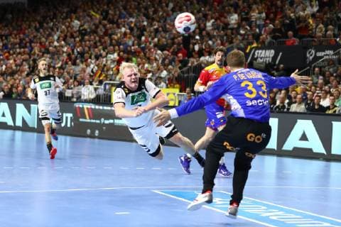Patrick Wiencek (Deutschland) trifft spaktakulaer gegen Gonzalo Perez De Vargas Moreno (Spanien), Deutschland vs Spanien, IHF Maenner Handball Weltmeisterschaft, 23.01.2019 Fotograf Neis Eibner Deutschland vs Spanien, IHF Maenner Handball Weltmeisterschaft, 23.01.2019 Köln Copyright: xEIBNER Alexander_Neisx EP_ANS