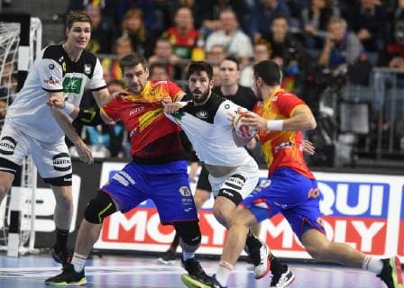 Handball Weltmeisterschaft 2019 Hauptrunde in Köln. Deutschland - Spanien 23.01.2019. Tim Suton (2.v.re.) in der Abwehr gegen Dujshebaev (re.) und Aguinalde. Li: Finn Lemke.