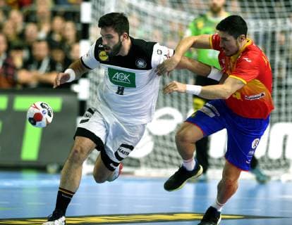 Handball Weltmeisterschaft 2019 Hauptrunde in Köln. Deutschland - Spanien 23.01.2019. Tim Suton (Deut. li.) in Aktion gegen Djushebaev (ESP).