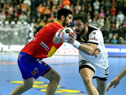 Handball Weltmeisterschaft 2019 Hauptrunde in Köln. Deutschland - Spanien 23.01.2019. Tim Suton (Deut.) setzt sich gegen Gurbindo (ESP) durch.