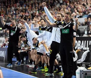 Handball Weltmeisterschaft 2019 Hauptrunde in Köln. Deutschland - Spanien 23.01.2019. Jubel Deutsche Mannschaftsbank. Vorne: Trainer Christian Prokop, dahinter Andreas Wolf.