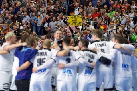 Handball Köln 23.01.2019 Weltmeisterschaft 2019 Weltmeisterschaften der Männer Hauptrunde Deutschland (GER) - Spanien (ESP) Jubel nach dem Sieg Team GER Hamburg wir kommen