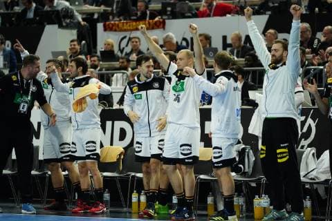 GER, IHF WM 2019, Deutschland (GER) vs Spanien (ESP) 23.01.2019, Lanxess Arena,Koeln, GER, IHF WM 2019, Deutschland (GER) vs Spanien (ESP), im Bild picture shows: die Bank freut sich ueber ein Tor