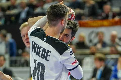 GER, IHF WM 2019, Deutschland (GER) vs Spanien (ESP) 23.01.2019, Lanxess Arena,Koeln, GER, IHF WM 2019, Deutschland (GER) vs Spanien (ESP), im Bild picture shows: Fabian Wiede (GER 10) haelt einen Spanier