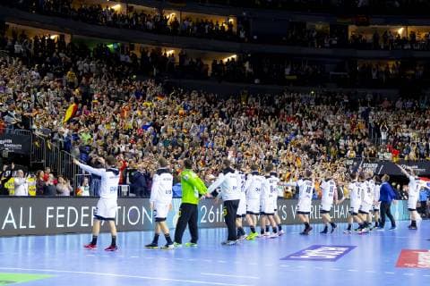 Deutschlands Spieler nach dem Spiel beim Publikum. Deutschland vs. Spanien, Hauptrunde, Handball, IHF Handball Weltmeisterschaft, 23.01.19 Koeln Nordrhein-Westfalen Germany Lanxess-Arena Copyright: xAgentur54Gradx xFelixxKoenigx