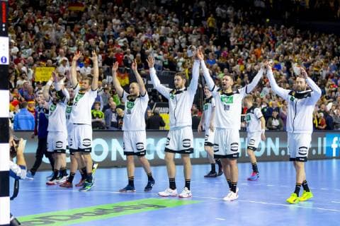 Deutschlands Spieler nach dem Spiel beim Publikum. Deutschland vs. Spanien, Hauptrunde, Handball, IHF Handball Weltmeisterschaft, 23.01.19 Koeln Nordrhein-Westfalen Germany Lanxess-Arena Copyright: xAgentur54Gradx xFelixxKoenigx