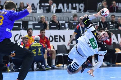 Handball-WM Hauptrunde Deutschland - Spanien am 23.01.2019 in der Lanxess Arena in Köln Gonzalo Perez de Vargas Moreno ( Spanien ), links - Jannik Kohlbacher ( Deutschland ), rechts
