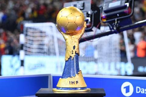 Handball-WM Hauptrunde Deutschland - Spanien am 23.01.2019 in der Lanxess Arena in Köln Der IHF WM-Pokal