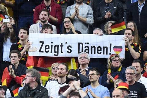 Handball-WM Hauptrunde Deutschland - Spanien am 23.01.2019 in der Lanxess Arena in Köln Transparent Banner im Fanblock mit der Aufschrift: ZeigtÂ s Dänen!
