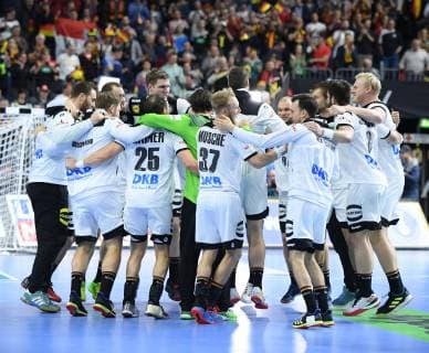 Die deutsche Mannschaft feiert ihren Sieg nach dem Spiel. Hauptrunde: Deutschland - Spanien in Koeln, Deutschland am 23.01.2019. IHF - Handball Weltmeisterschaft der Maenner in Deutschland und Daenemark 2019,