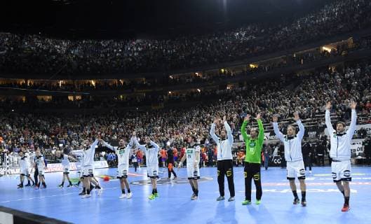 Die deutsche Mannschaft feiert ihren Sieg nach dem Spiel. Hauptrunde: Deutschland - Spanien in Koeln, Deutschland am 23.01.2019. IHF - Handball Weltmeisterschaft der Maenner in Deutschland und Daenemark 2019,