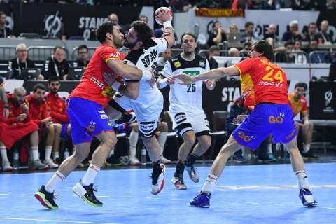 Handball-WM Hauptrunde Deutschland - Spanien am 23.01.2019 in der Lanxess Arena in Köln Iosu Goni Leoz ( Spanien ), links - Tim Suton ( Deutschland ), mitte - Viran Morros de Argila ( Spanien ), rechts