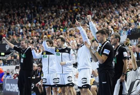 Die deutsche Bank um Bundestrainer Christian Prokop (r GER) und Teammanger Oliver Roggisch (l GER) jubeln. Hauptrunde: Deutschland - Spanien in Koeln, Deutschland am 23.01.2019. IHF - Handball Weltmeisterschaft der Maenner in Deutschland und Daenemark 2019,