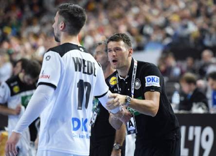Bundestrainer Christian Prokop (GER) spricht zu Fabian Wiede (10 GER) Hauptrunde: Deutschland - Spanien in Koeln, Deutschland am 23.01.2019. IHF - Handball Weltmeisterschaft der Maenner in Deutschland und Daenemark 2019,