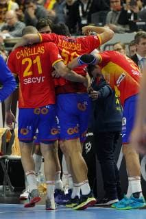 GER, IHF WM 2019, Deutschland (GER) vs Spanien (ESP) 23.01.2019, Lanxess Arena,Koeln, GER, IHF WM 2019, Deutschland (GER) vs Spanien (ESP), im Bild picture shows: Daniel Dujshebaev (ESP 59), verletzt sich schwer wird vom Feld gefuehrt