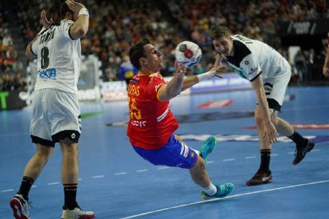 GER, IHF WM 2019, Deutschland (GER) vs Spanien (ESP) 23.01.2019, Lanxess Arena,Koeln, GER, IHF WM 2019, Deutschland (GER) vs Spanien (ESP), im Bild picture shows: Adrià n Figueras (ESP 55), im Zweikampf gegen Finn Lemke (GER 6),