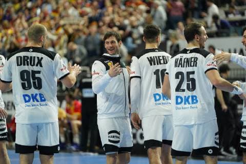 GER, IHF WM 2019, Deutschland (GER) vs Spanien (ESP) 23.01.2019, Lanxess Arena,Koeln, GER, IHF WM 2019, Deutschland (GER) vs Spanien (ESP), im Bild picture shows: nach Ende des Spiels freuen sich die deutschen ueber den Gewinn. Kai Häfner Haefner (GER 25), Uwe Gensheimer (GER 3), Paul Drux (GER 95), Fabian Wiede (GER 10),