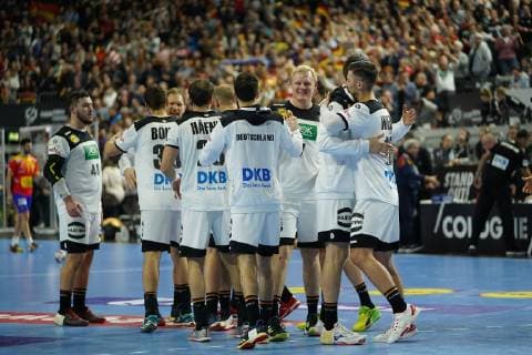 GER, IHF WM 2019, Deutschland (GER) vs Spanien (ESP) 23.01.2019, Lanxess Arena,Koeln, GER, IHF WM 2019, Deutschland (GER) vs Spanien (ESP), im Bild picture shows: nach Ende des Spiels freuen sich die deutschen ueber den Gewinn. Kai Häfner Haefner (GER 25), Uwe Gensheimer (GER 3), Paul Drux (GER 95), Fabian Wiede (GER 10),