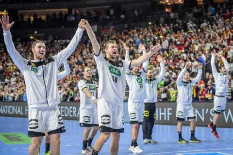 Koeln, Deutschland, 23.01.2019, IHF Handball WM 2019, Hauptrunde, Deutschland - Spanien, Die Deutsche Mannschaft Jubelt, Fabian Bohm (GER), Fabian Wiede (GER)lacht, lachen ( DeFodi520
