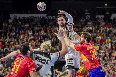 Koeln, Deutschland, 23.01.2019, IHF Handball WM 2019, Hauptrunde, Deutschland - Spanien, Hendrik Pekeler (GER), Patrick Wiencek (GER) Losu Goni Leoz (SPAIN), Viran Morros de Argila im Zweikampf ( DeFodi520